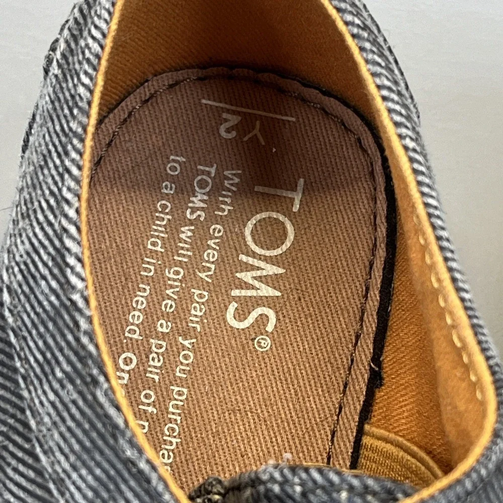 TOMS Brogue Oxford Shoe Casual Distress Gray Denim Boho Preppy Youth Sz 2
